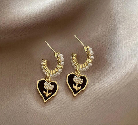 Good Quality Beautiful Earrings Heart Shape Black And Gold